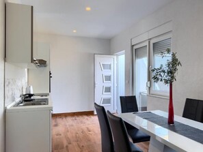 Een koelkast, een oven, een vaatwasser, een koffiezetapparaat/waterkoker