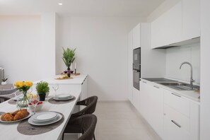 Frigorifero, microonde, forno, piano cottura