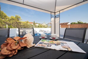 Outdoor dining - Apartment Monika - Three Badroom Apartment with Terrace (Šibenik)