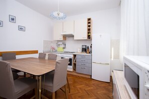 Réfrigérateur, four à micro-ondes, un four, surface de cuisson