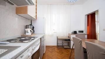 Frigorífico, microondas, horno y placa de cocina