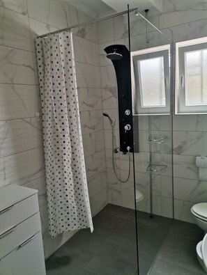Dusche, kostenlose Toilettenartikel, Haartrockner, Handtücher