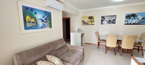 Apartamento lua de mel, acesso à piscina | Sala de estar | Smart TV 32 polegadas com canais digitais, TV, Netflix