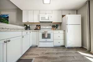 Een koelkast, een microgolfoven, een oven, een kookplaat