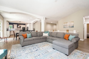TV, fireplace, video games, ping pong - Jackson Woods: Explore Michigan This Summer from a Luxe Base (Grandville)