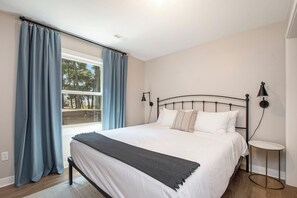 5 bedrooms, desk, iron/ironing board, free WiFi - Jackson Woods: Explore Michigan This Summer from a Luxe Base (Grandville)