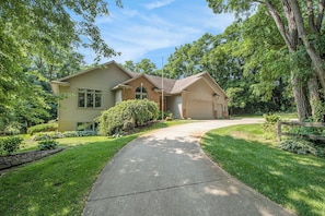 Exterior - Jackson Woods: Explore Michigan This Summer from a Luxe Base (Grandville)