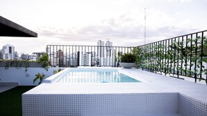 A rooftop pool with a white tiled floor and a metal railing. - Lovely 2BR Spacious and Centric Apt. - Renty 501 (Santo Domingo)