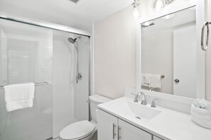 Duschwanne, Haartrockner, Handtücher