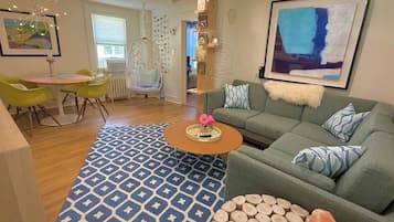 Smart-TV, Bücher, Arbeitsbereiche, Computerbildschirme