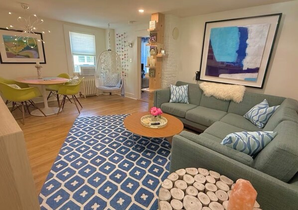 Smart-TV, Bücher, Arbeitsbereiche, Computerbildschirme