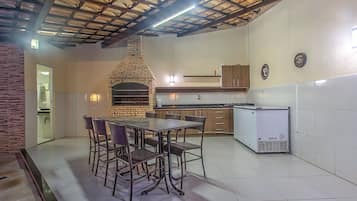 Refrigerador, microondas, horno y utensilios de cocina