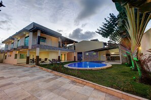 A two-story house with a swimming pool, outdoor seating, and a well-maintained lawn. - Casa na Praia de Tabuba por Carpediem (Caucaia)