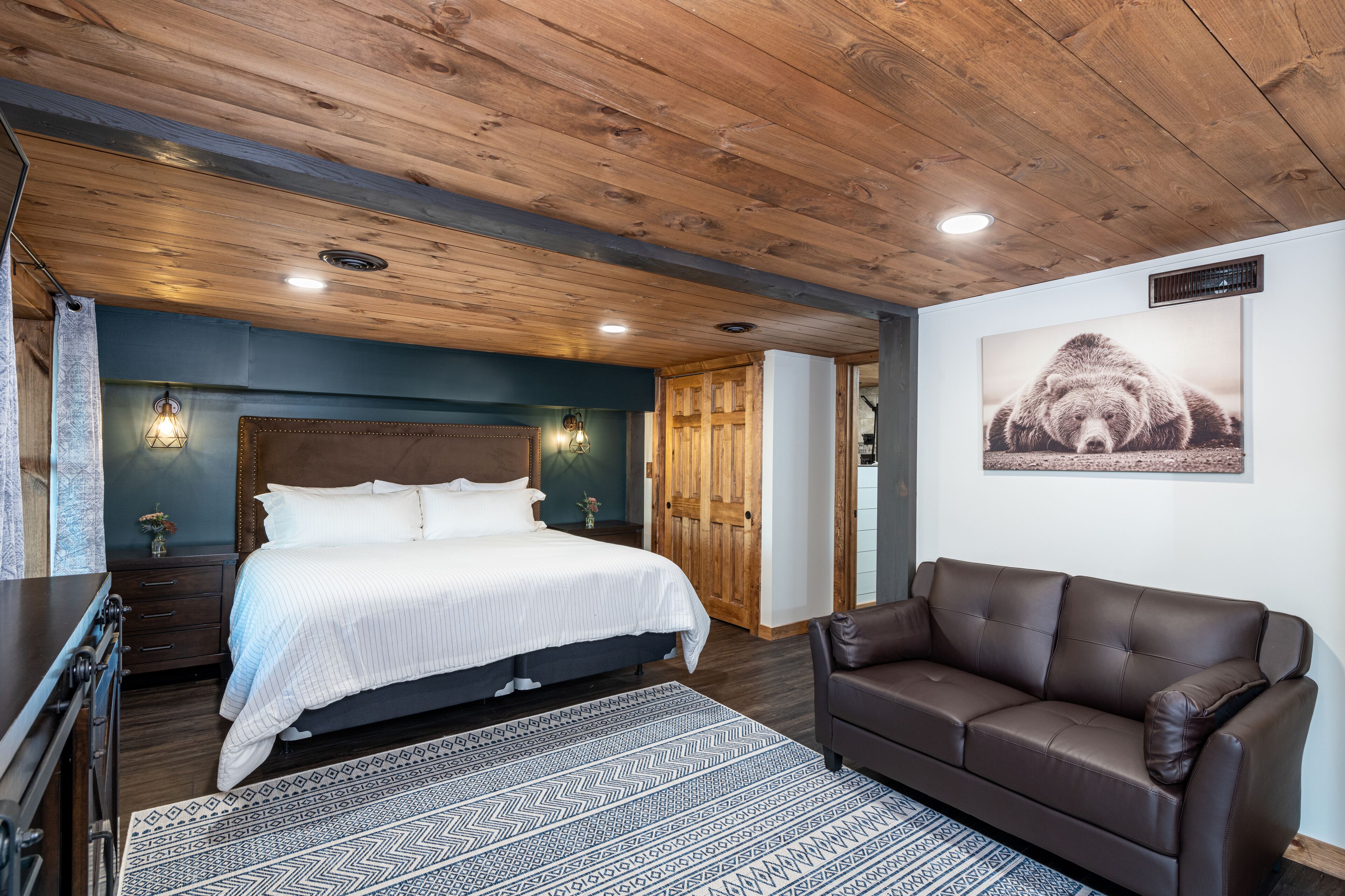2 bedrooms, desk, iron/ironing board, WiFi