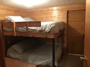 3 habitaciones y ropa de cama