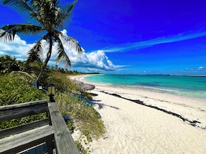Plage, chaises longues, serviettes de plage