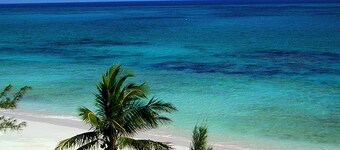 Oceanfront Deck, Kayak, SUP, Snorkel Mask, AC, Free Wi-Fi, Grill, Great Location