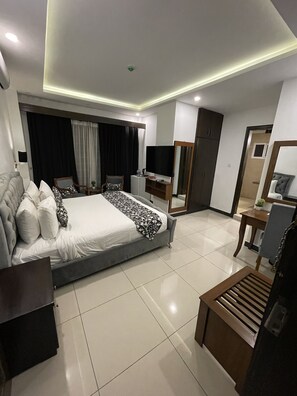 Seprai premium, selimut bulu angsa, dan tempat tidur Select Comfort