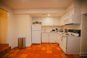 冰箱、微波炉、烤箱、炉灶