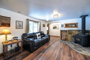 Fernseher, Kamin, DVD-Player, Tischfußball