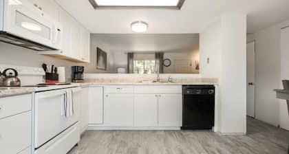 ★Wow! What a Find! Stunning 2BR, 1.5 BA Townhouse★