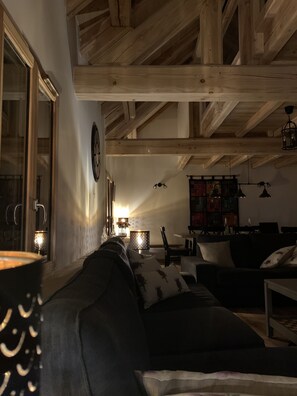 TV connectée, cheminée, jeux vidéo