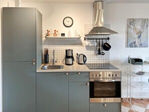 Fridge, cookware/dishes/utensils - Apartment Wollin by Interhome (Dargun)