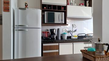 Premier appartement | Privékeuken | Een koelkast met diepvriezer, een microgolfoven, een oven, een blender