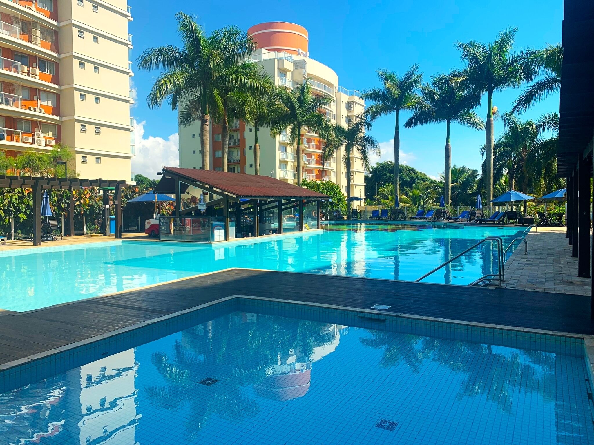 2 piscinas al aire libre, sombrillas, sillones reclinables de piscina