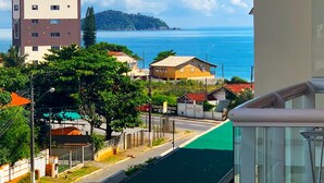A coastal view with buildings, a road, and a green area. - Nautilus Paradise in Penha-SC (Penha)