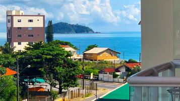 Premier appartement | Uitzicht op strand/zee