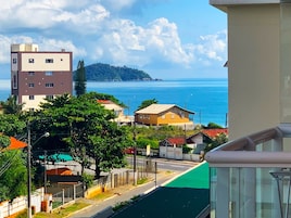Vista costera con edificios, una carretera y una zona verde.