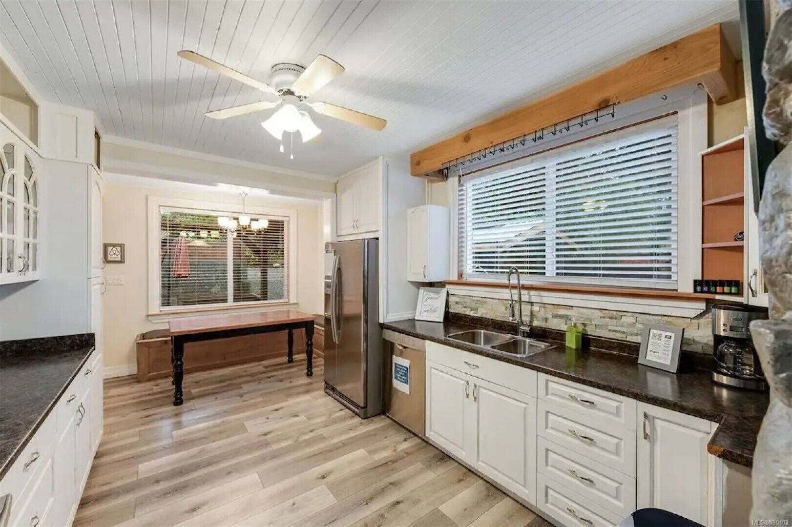 ☀Hot Tub by the Lake☀ Sleeps 10 Huge Outdoor Space