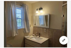 Regadera, secadora de cabello, toallas, jabón 