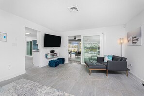 Smart TV, DVD player, books, music library - Villa Tranquility | Waterfront Villa with Pool & Dock (Punta Gorda)