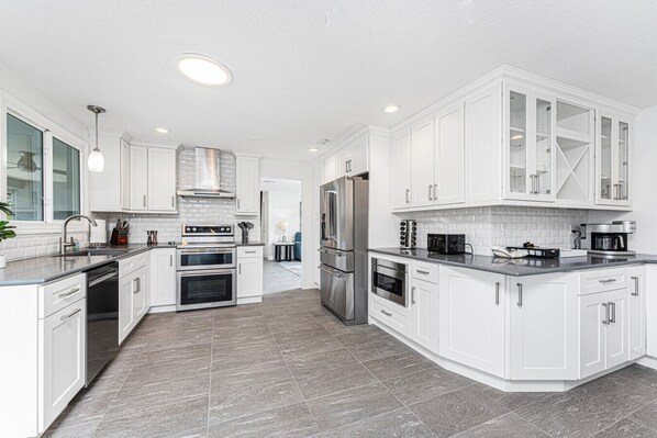 ثلاجة، ميكروويف، فرن، موقد طهي مسطح