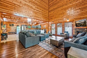 Smart TV, caminetto, videogiochi, lettore DVD