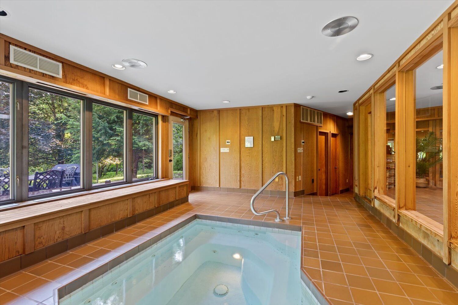 Nature's Retreat - Hot tub, Firepit, game room 5 mins to Honesdale