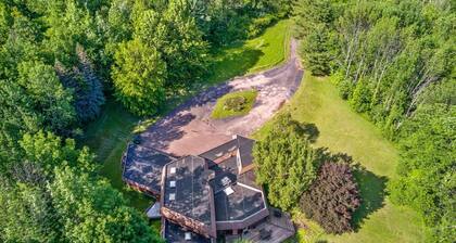 Nature's Retreat - Hot tub, Firepit, game room 5 mins to Honesdale