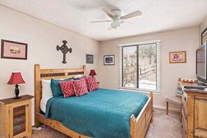 2 sovrum, skrivbord, strykjärn/strykbräda och gratis wi-fi