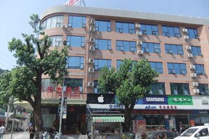A multi-story building with signage for Apple, Samsung, and Oppo. - Wanxiang Hotel (Qinzhou Lingshan) (Lingshan)