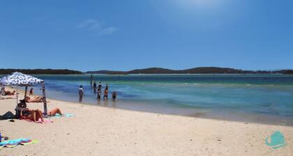 Castaway at Pelican - walk to lakes edge