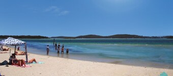 Castaway at Pelican - walk to lakes edge