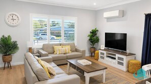 TV - Castaway at Pelican – Relaxed, Pet Friendly Stay Near Lake And Beach (Pelican)