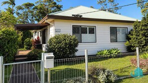 Exterior - Castaway at Pelican – Relaxed, Pet Friendly Stay Near Lake And Beach (Pelican)