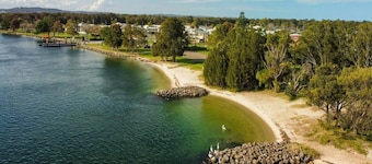 Castaway at Pelican – Relaxed, Pet Friendly Stay Near Lake And Beach