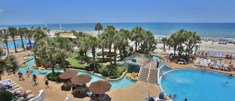 Una piscina cubierta, una piscina al aire libre