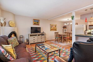 Älytelevisio, takka, DVD-soitin, kirjoja