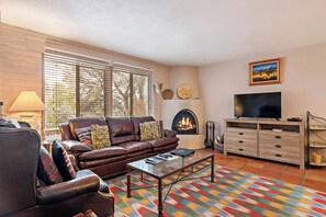 Smart TV, fireplace, DVD player, books - Fort Marcy 41 | Walk to Plaza | Kiva Fireplace | Full Kitchen | Hot Tub | Pool | 2 Levels (Santa Fe)