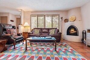 Smart-TV, peis, DVD-spiller og bøker